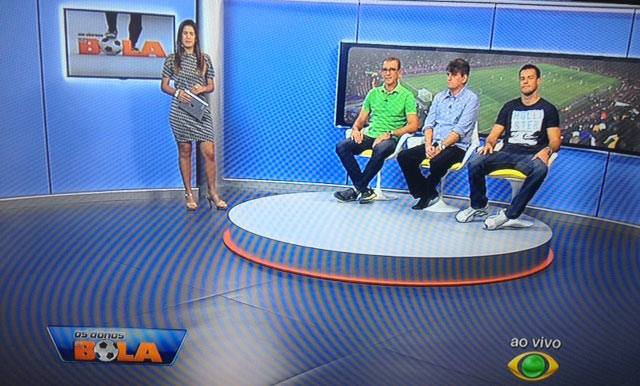 Dario Rego (sentado, ao centro) é entrevistado na Band