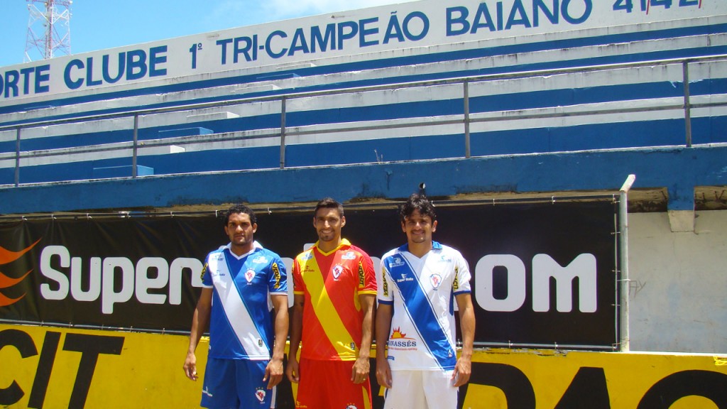 Teko, Richard Falcão e Ancelmo com os novos uniformes do Granadeiro. Foto: Beto Boullosa