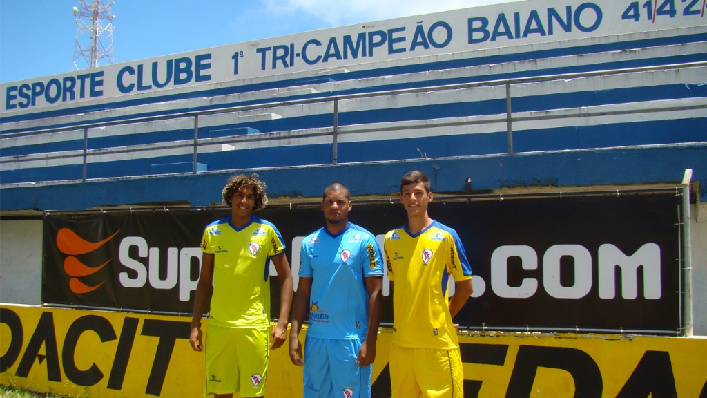 Ruan, Tigre e Ferdinando com os novos uniformes de goleiros. Foto: Beto Boullosa