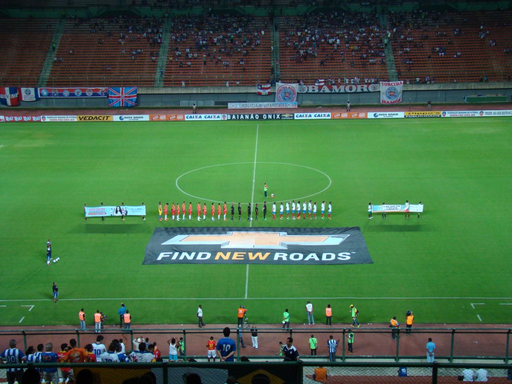Equipes alinhadas para o Hino Nacional. Foto: Beto Boullosa